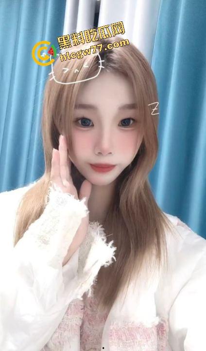 大连排骨妹【乔珊珊】金发小母狗被炮友偷拍爆操现场，吃鸡吃到笑开花，约炮变出道！  第2张