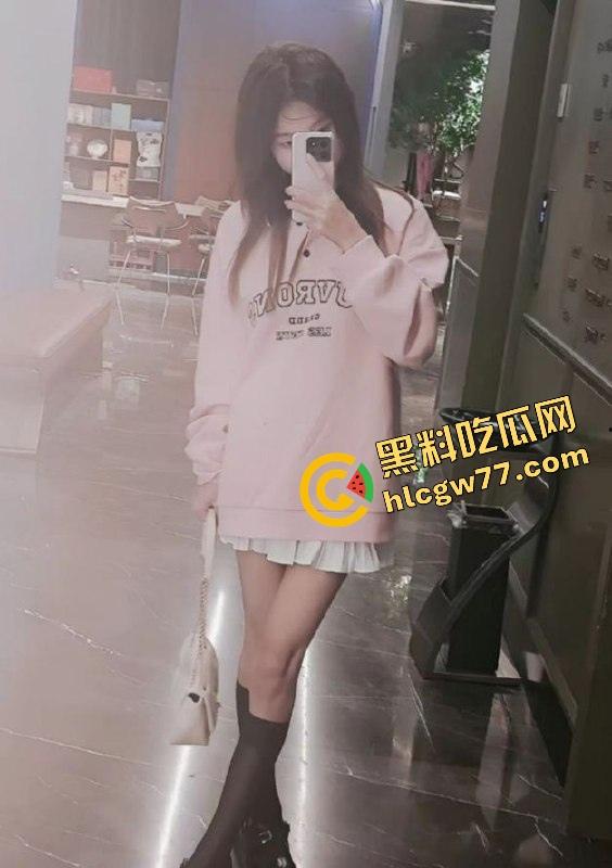 大连排骨妹【乔珊珊】金发小母狗被炮友偷拍爆操现场，吃鸡吃到笑开花，约炮变出道！  第4张