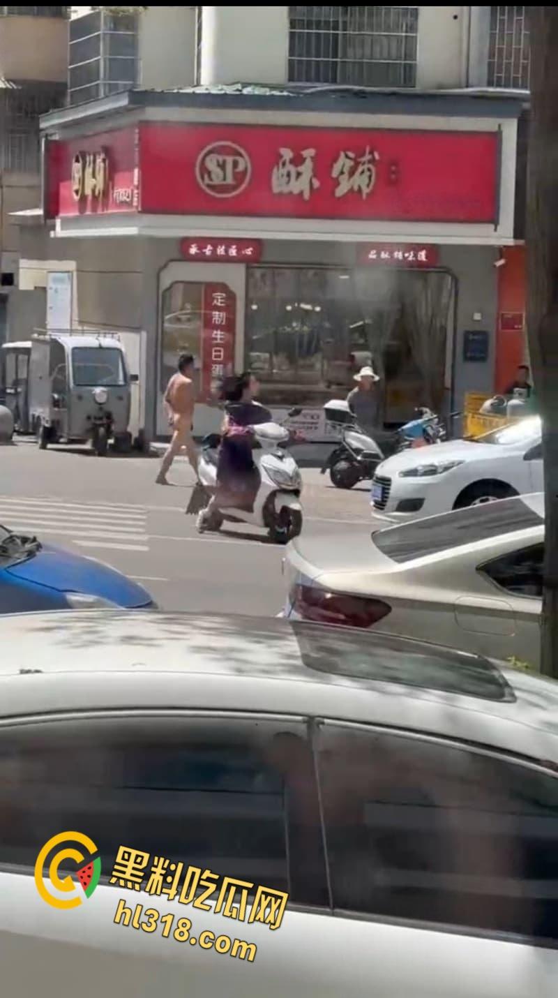 这年头真啥人都有，江西鹰潭惊现裸奔男，光腚推大妈摩托，吓得阿姨尖叫逃窜，还全裸探店吓傻街边店铺！  第1张