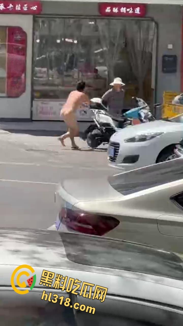 这年头真啥人都有，江西鹰潭惊现裸奔男，光腚推大妈摩托，吓得阿姨尖叫逃窜，还全裸探店吓傻街边店铺！  第2张