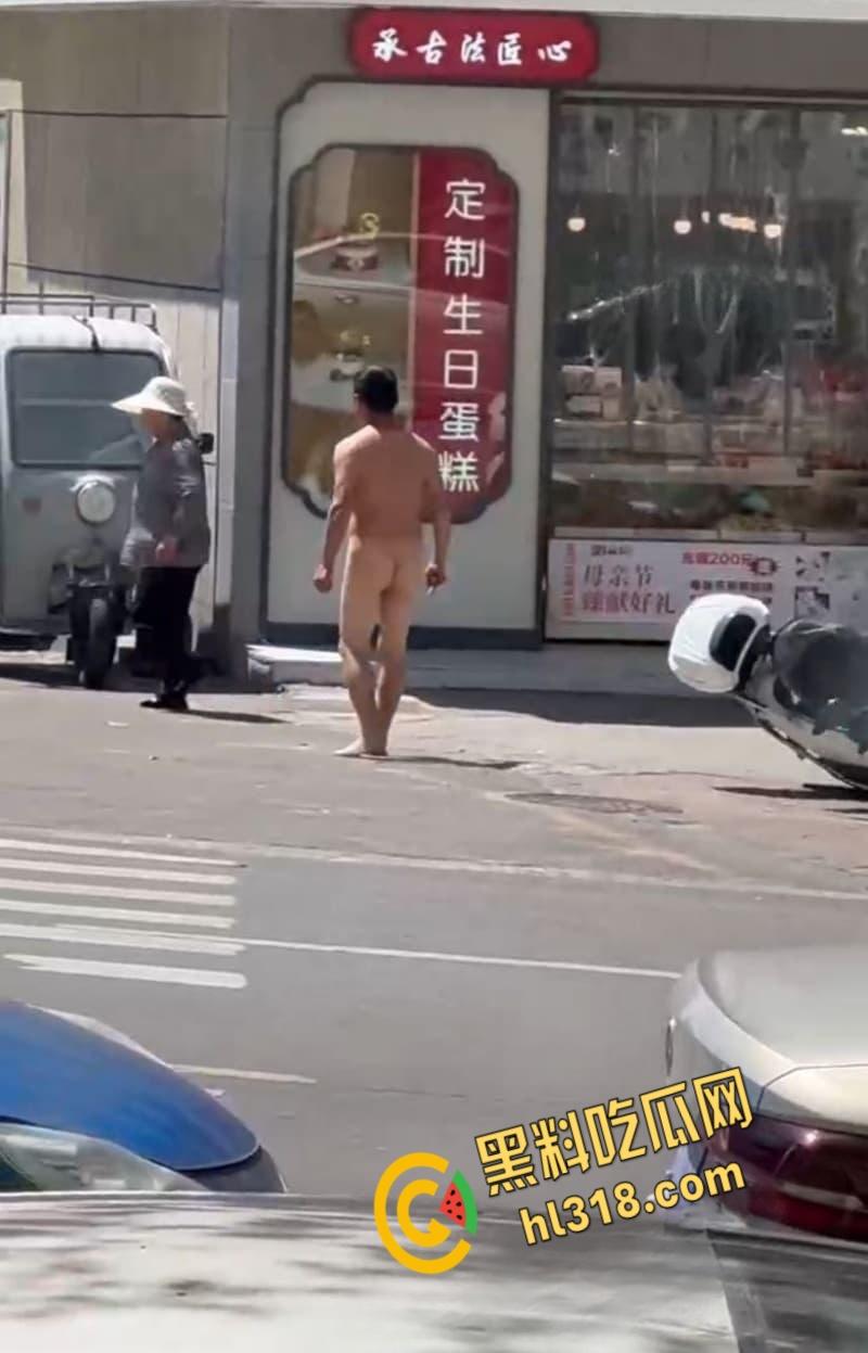 这年头真啥人都有，江西鹰潭惊现裸奔男，光腚推大妈摩托，吓得阿姨尖叫逃窜，还全裸探店吓傻街边店铺！  第3张