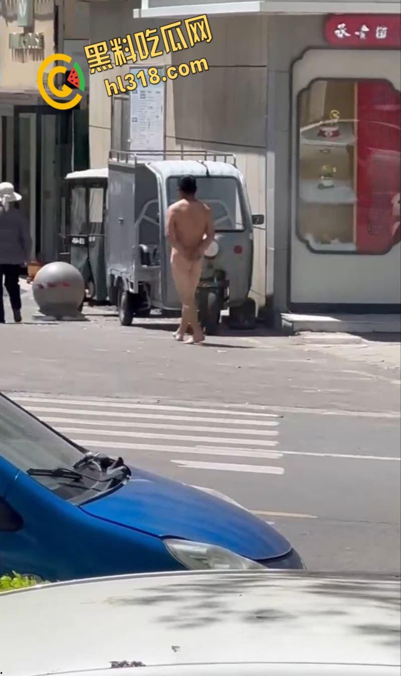 这年头真啥人都有，江西鹰潭惊现裸奔男，光腚推大妈摩托，吓得阿姨尖叫逃窜，还全裸探店吓傻街边店铺！  第4张