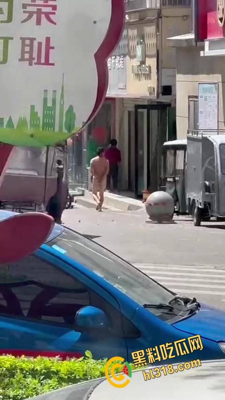 这年头真啥人都有，江西鹰潭惊现裸奔男，光腚推大妈摩托，吓得阿姨尖叫逃窜，还全裸探店吓傻街边店铺！  第5张