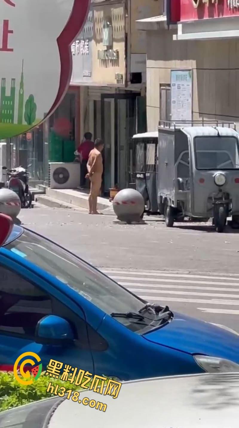 这年头真啥人都有，江西鹰潭惊现裸奔男，光腚推大妈摩托，吓得阿姨尖叫逃窜，还全裸探店吓傻街边店铺！  第6张