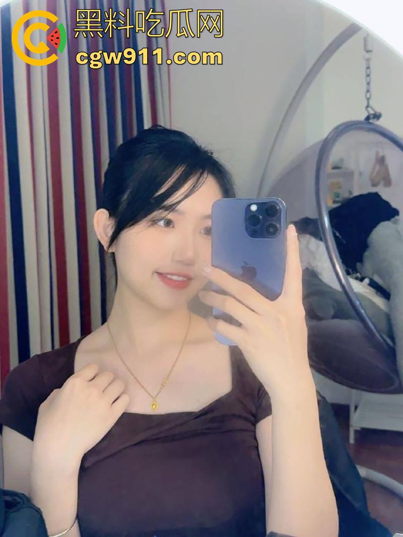 朋友的骚女友【闻玉静】，表面长腿女神，私下性奴母狗，偷偷在朋友手机里，发现骚逼的私拍，这绝对能威胁她一次吧！  第1张