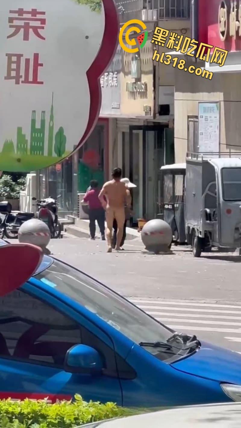 这年头真啥人都有，江西鹰潭惊现裸奔男，光腚推大妈摩托，吓得阿姨尖叫逃窜，还全裸探店吓傻街边店铺！  第7张