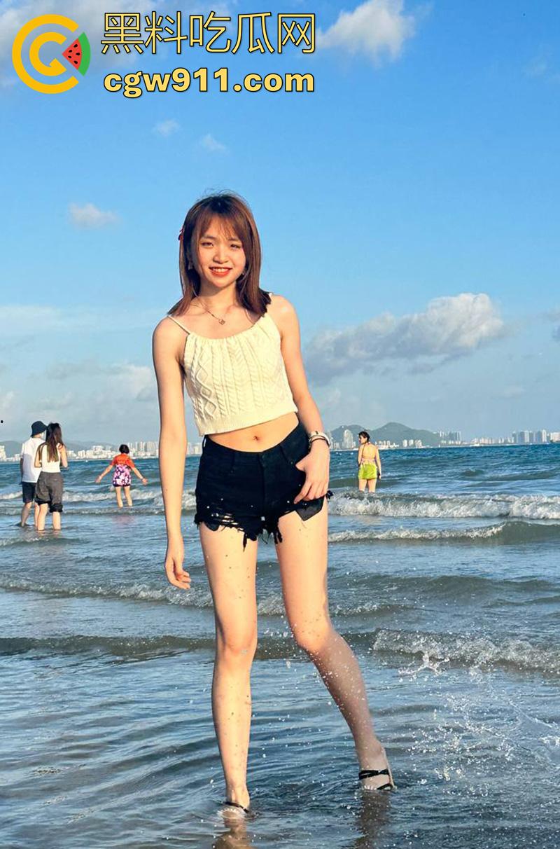 大连艺术学院【周韩雅】，身材极品美腿修长，被土豪包养穿诱人黑丝，酒店扛腿打桩爆操！  第3张