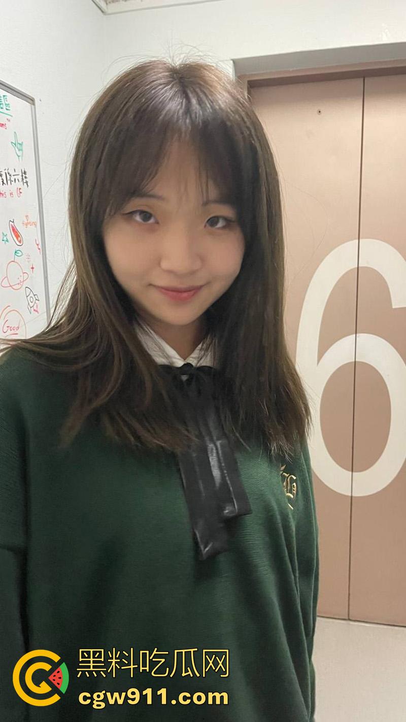 大连艺术学院【周韩雅】，身材极品美腿修长，被土豪包养穿诱人黑丝，酒店扛腿打桩爆操！  第8张