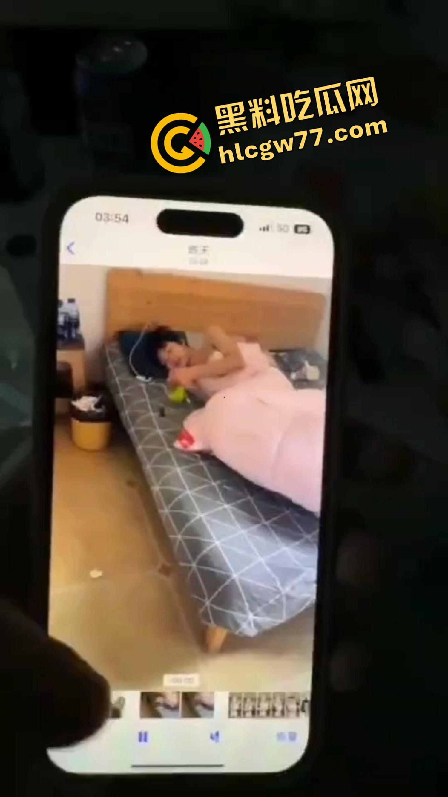 重庆高颜值女网红一边装处女一边玩出轨，两段说辞打脸， 一次出来卖和第二次出来卖的故事？  第9张