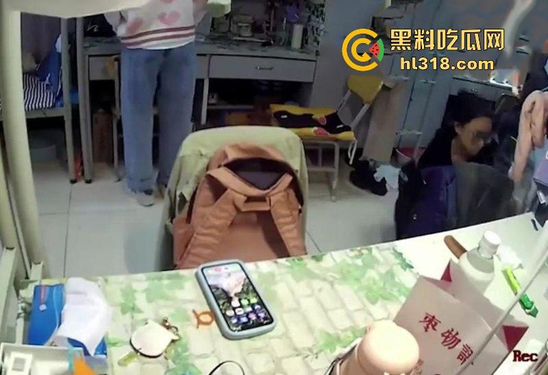 大学清纯眼镜妹妹子宿舍直播自慰,露脸举牌满足金主变态要求,嫩白奶子和粉色小穴一览无余,反差骚到极致! 第2张 大学清纯眼镜妹妹子宿舍直播自慰,露脸举牌满足金主变态要求,嫩白奶子和粉色小穴一览无余,反差骚到极致! 第2张