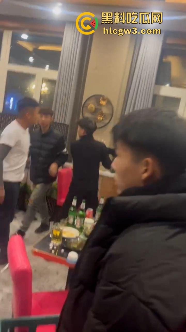 内蒙古赤峰烤尚985音乐烤吧一精神小伙酒后“变异”杀人 捅腹戳眼挑手筯 残忍嗜血如丧尸附体 现场实拍曝光血流一地  第3张