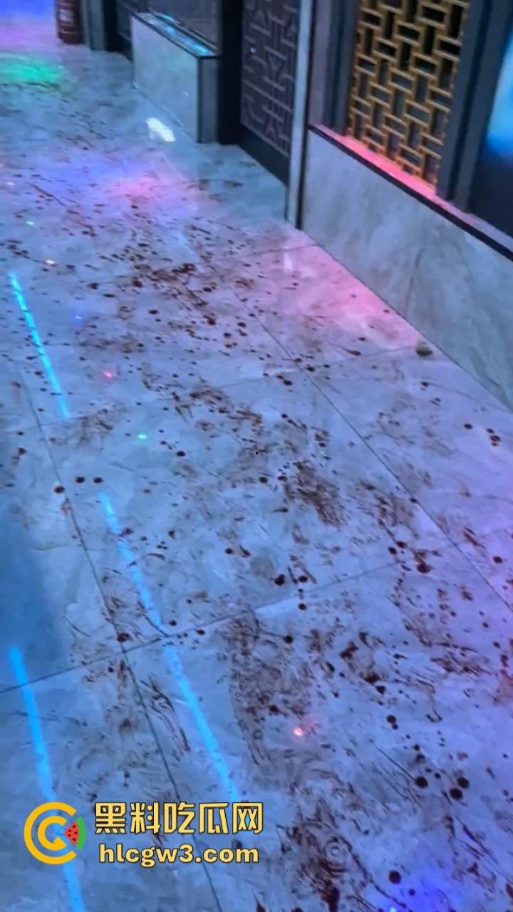 内蒙古赤峰烤尚985音乐烤吧一精神小伙酒后“变异”杀人 捅腹戳眼挑手筯 残忍嗜血如丧尸附体 现场实拍曝光血流一地  第4张