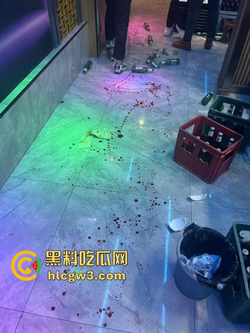 内蒙古赤峰烤尚985音乐烤吧一精神小伙酒后“变异”杀人 捅腹戳眼挑手筯 残忍嗜血如丧尸附体 现场实拍曝光血流一地  第6张