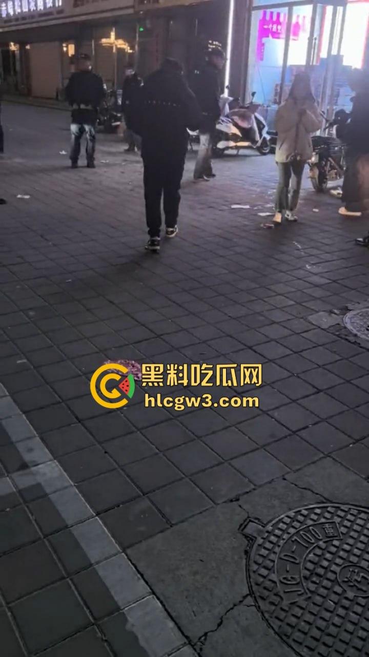 内蒙古赤峰烤尚985音乐烤吧一精神小伙酒后“变异”杀人 捅腹戳眼挑手筯 残忍嗜血如丧尸附体 现场实拍曝光血流一地  第7张