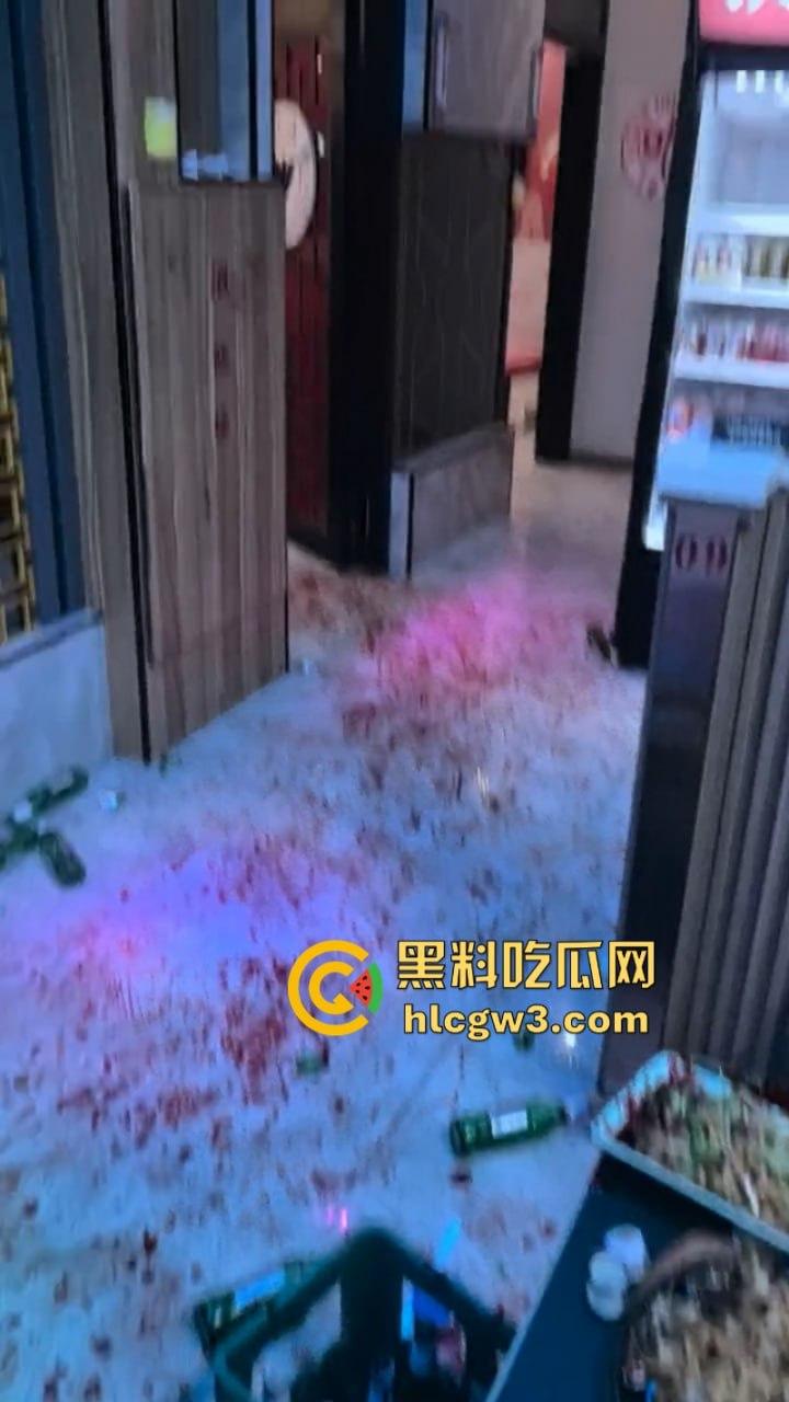 内蒙古赤峰烤尚985音乐烤吧一精神小伙酒后“变异”杀人 捅腹戳眼挑手筯 残忍嗜血如丧尸附体 现场实拍曝光血流一地  第8张
