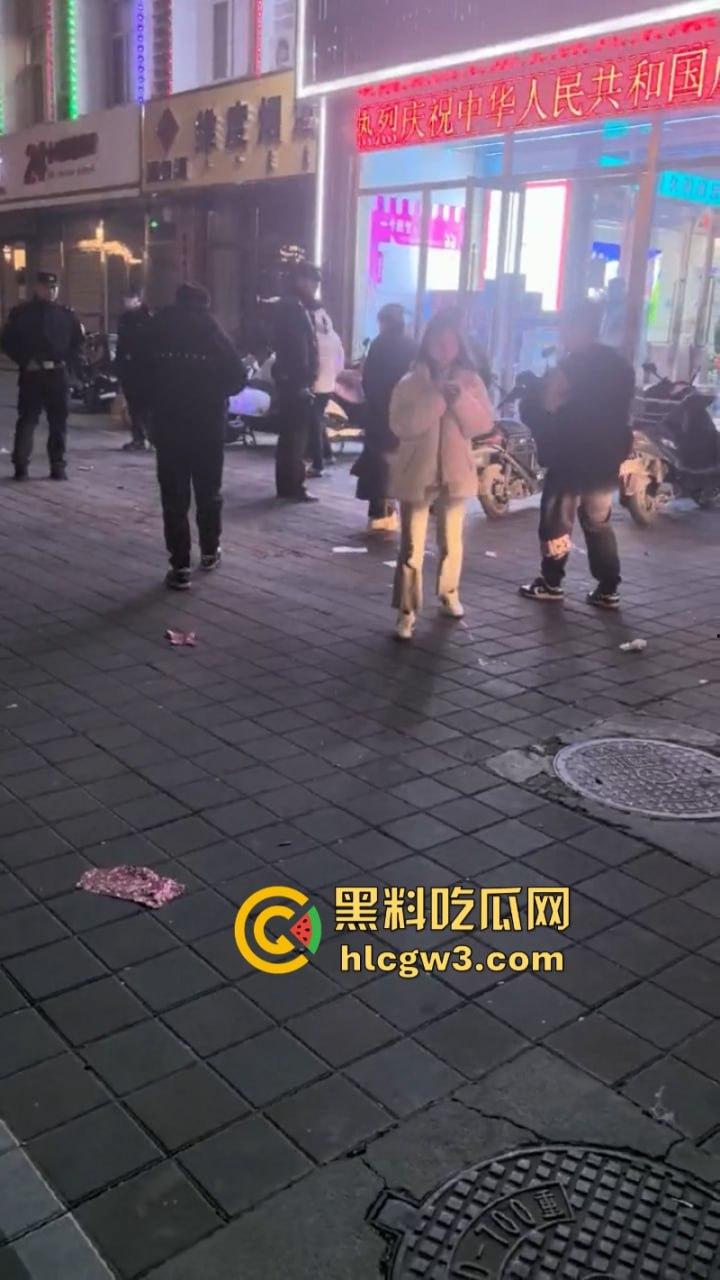 内蒙古赤峰烤尚985音乐烤吧一精神小伙酒后“变异”杀人 捅腹戳眼挑手筯 残忍嗜血如丧尸附体 现场实拍曝光血流一地  第10张