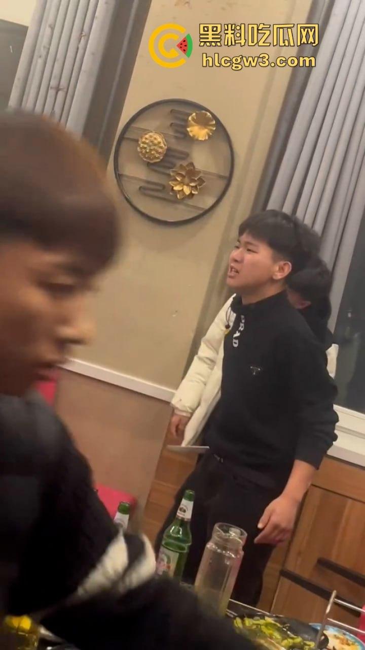 内蒙古赤峰烤尚985音乐烤吧一精神小伙酒后“变异”杀人 捅腹戳眼挑手筯 残忍嗜血如丧尸附体 现场实拍曝光血流一地  第11张