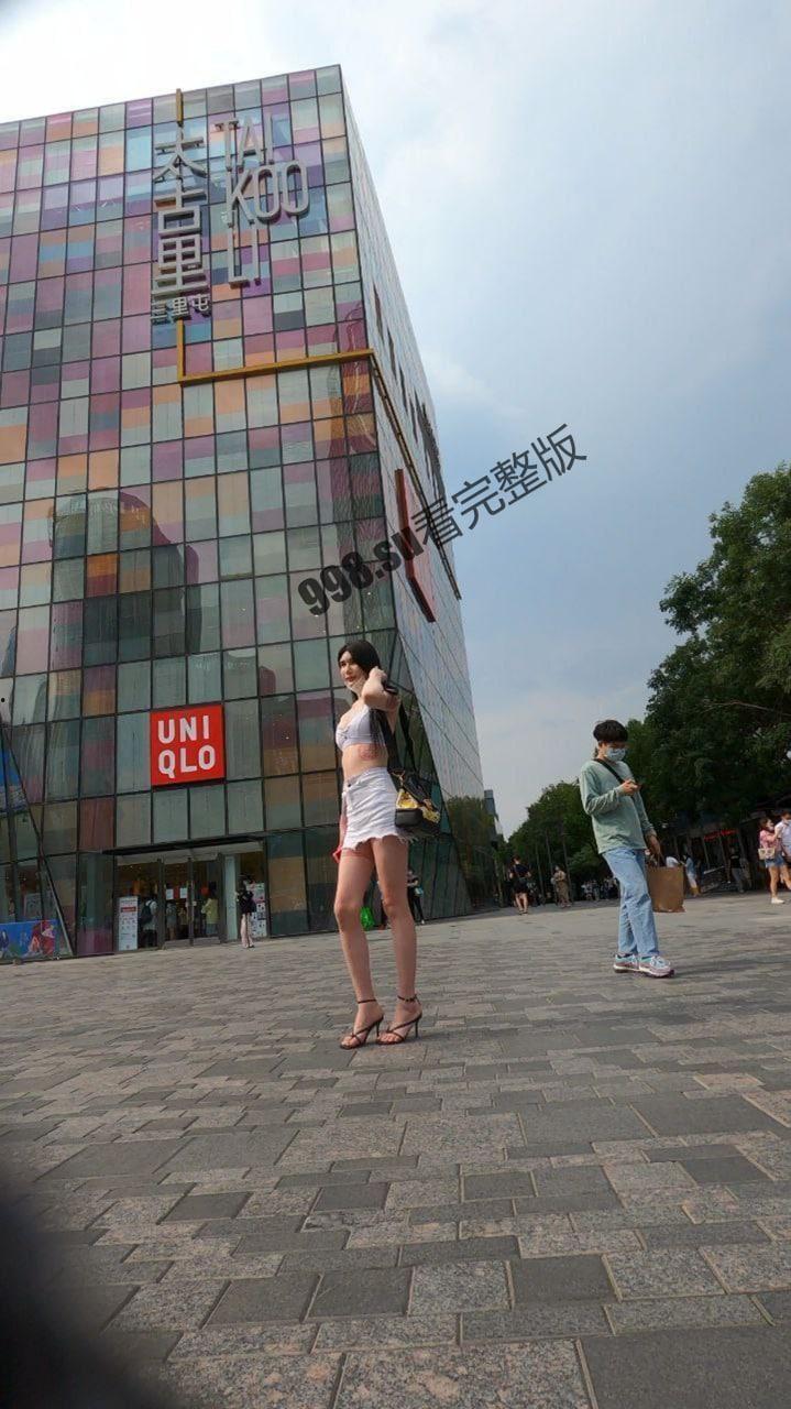 【抄底偷拍】三里屯太古里模特网红街拍圣地花臂女模特九头身高小骚丁极限诱惑  第1张