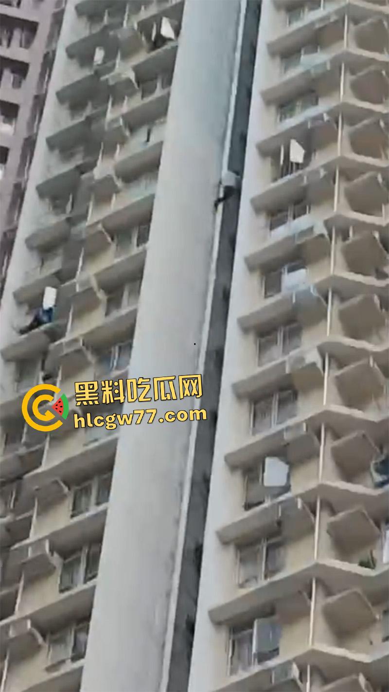 香港惊现蜘蛛侠，一男子顺高层水管爬行，据悉是情夫结果老公提前回家，老哥胆子真大啊！  第1张