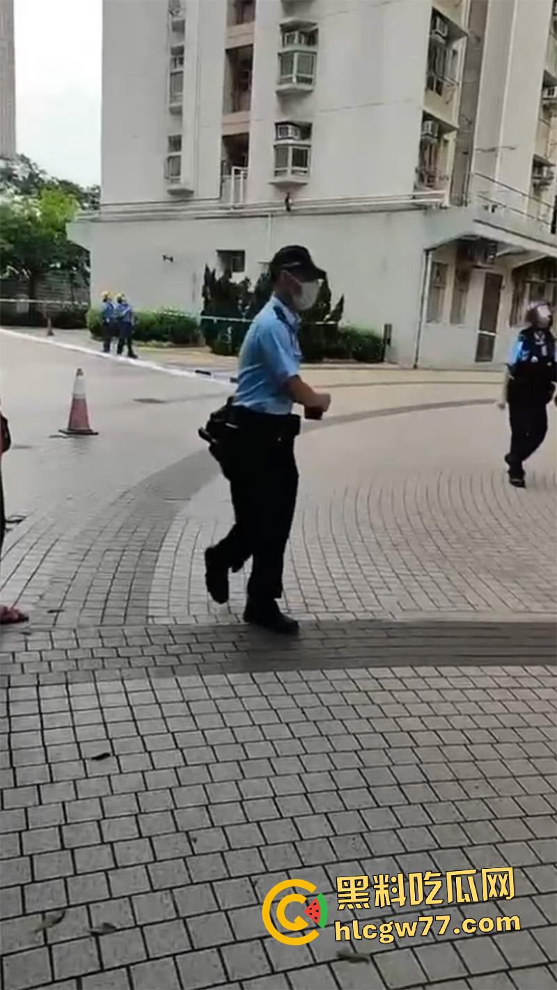 香港惊现蜘蛛侠，一男子顺高层水管爬行，据悉是情夫结果老公提前回家，老哥胆子真大啊！  第6张