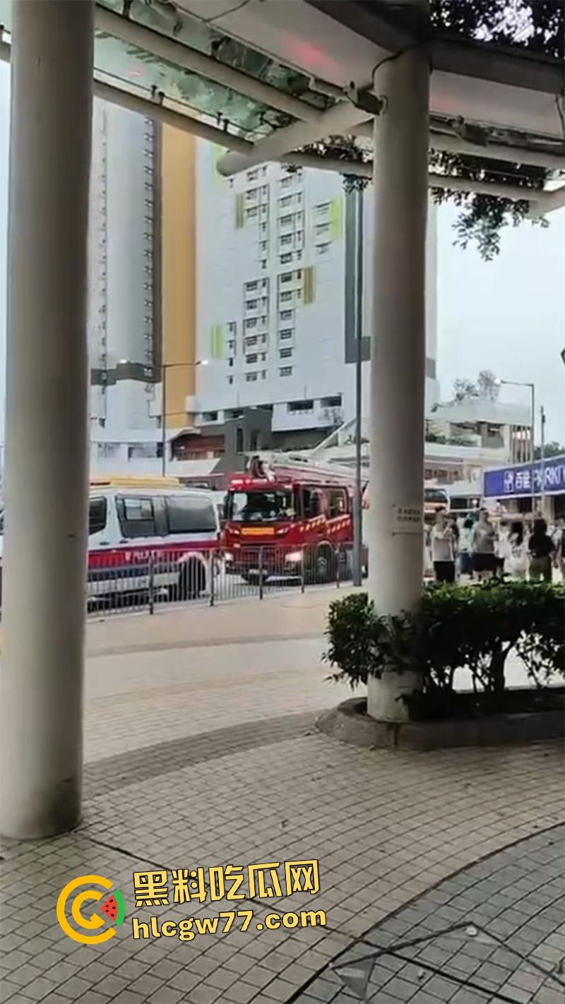 香港惊现蜘蛛侠，一男子顺高层水管爬行，据悉是情夫结果老公提前回家，老哥胆子真大啊！  第7张