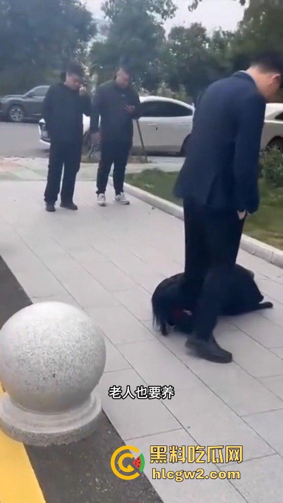 江苏女子匍匐跪地讨18万工钱！抱住腿痛哭求怜悯，欠薪公司无动于衷近20天仍赖账！  第4张