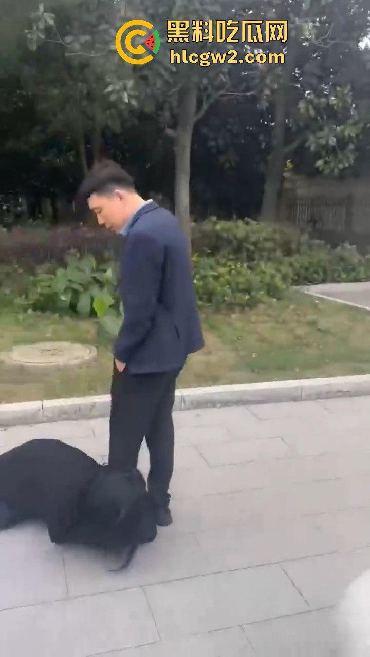 江苏女子匍匐跪地讨18万工钱！抱住腿痛哭求怜悯，欠薪公司无动于衷近20天仍赖账！  第5张