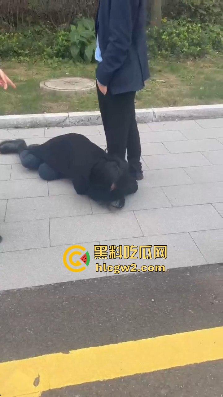 江苏女子匍匐跪地讨18万工钱！抱住腿痛哭求怜悯，欠薪公司无动于衷近20天仍赖账！  第7张