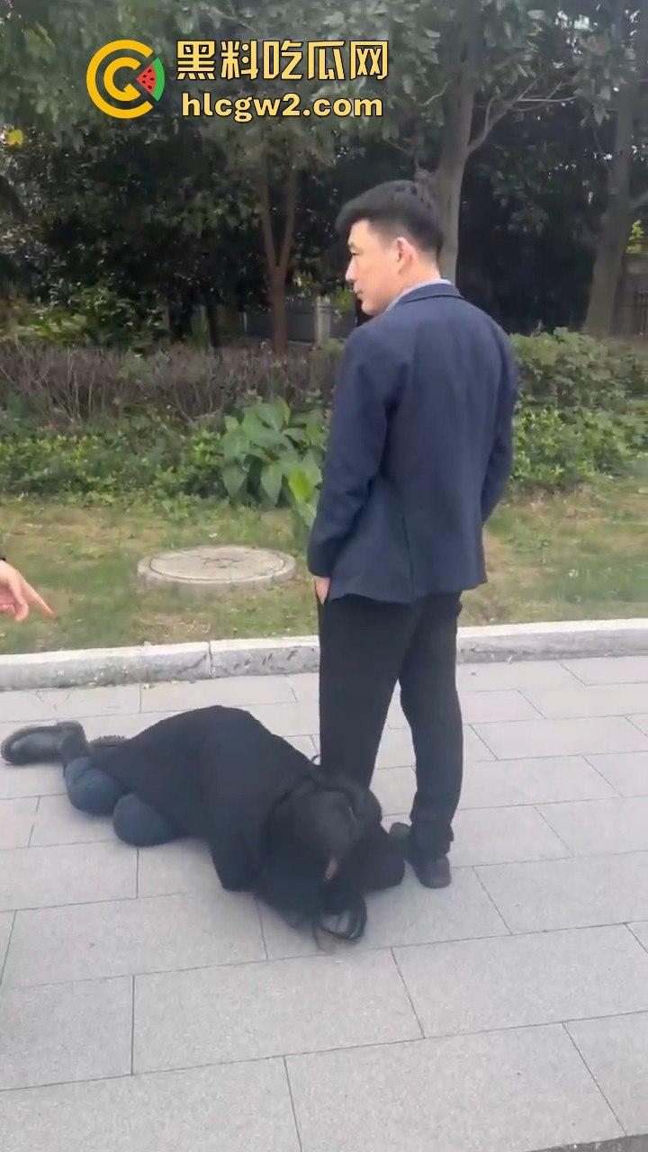 江苏女子匍匐跪地讨18万工钱！抱住腿痛哭求怜悯，欠薪公司无动于衷近20天仍赖账！  第8张