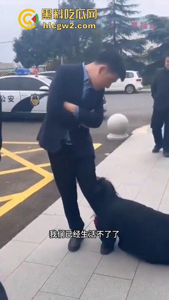 江苏女子匍匐跪地讨18万工钱！抱住腿痛哭求怜悯，欠薪公司无动于衷近20天仍赖账！  第9张