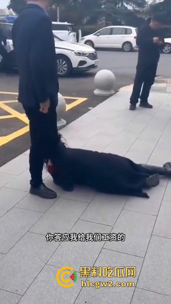 江苏女子匍匐跪地讨18万工钱！抱住腿痛哭求怜悯，欠薪公司无动于衷近20天仍赖账！  第10张