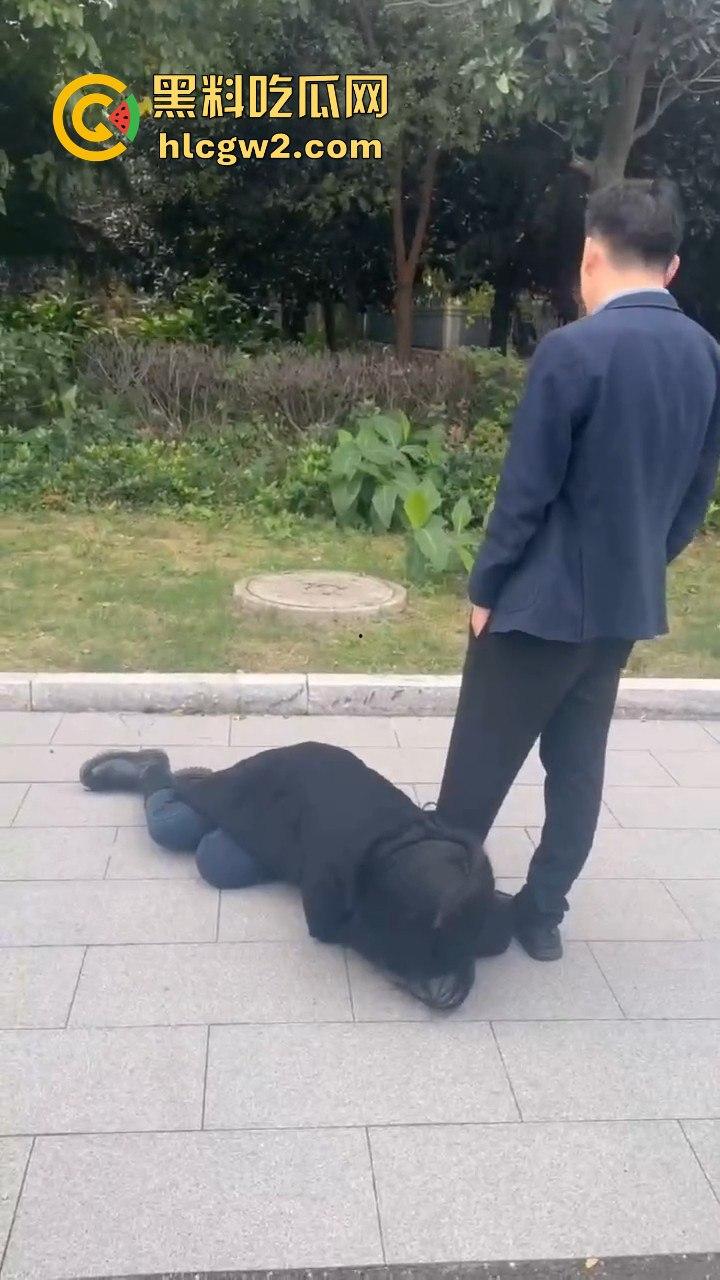 江苏女子匍匐跪地讨18万工钱！抱住腿痛哭求怜悯，欠薪公司无动于衷近20天仍赖账！  第11张