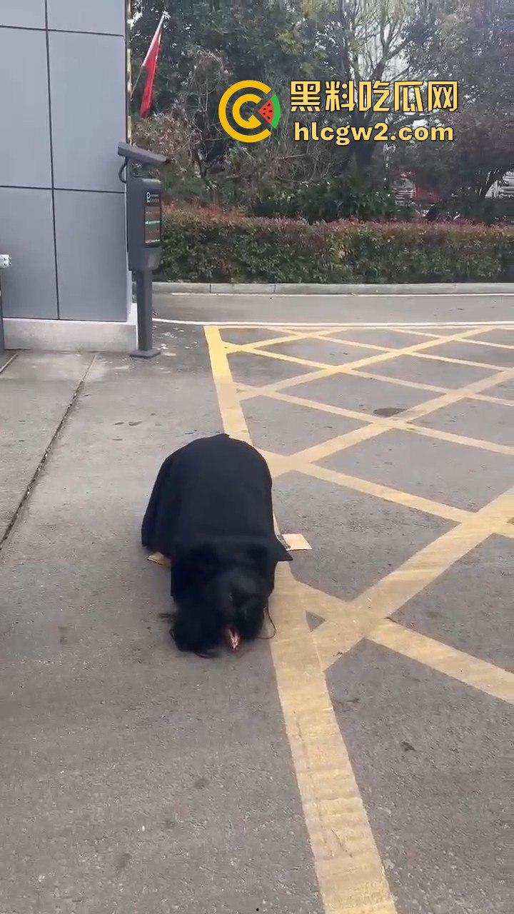 江苏女子匍匐跪地讨18万工钱！抱住腿痛哭求怜悯，欠薪公司无动于衷近20天仍赖账！  第12张