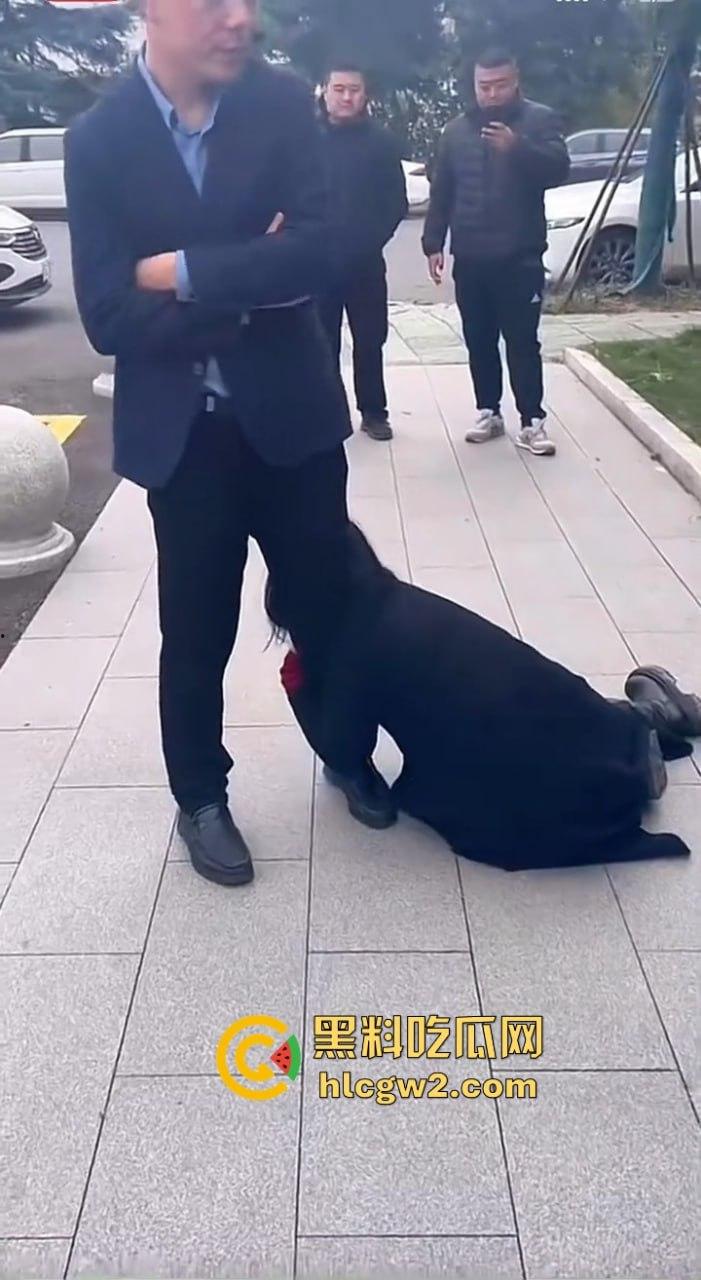 江苏女子匍匐跪地讨18万工钱！抱住腿痛哭求怜悯，欠薪公司无动于衷近20天仍赖账！  第13张