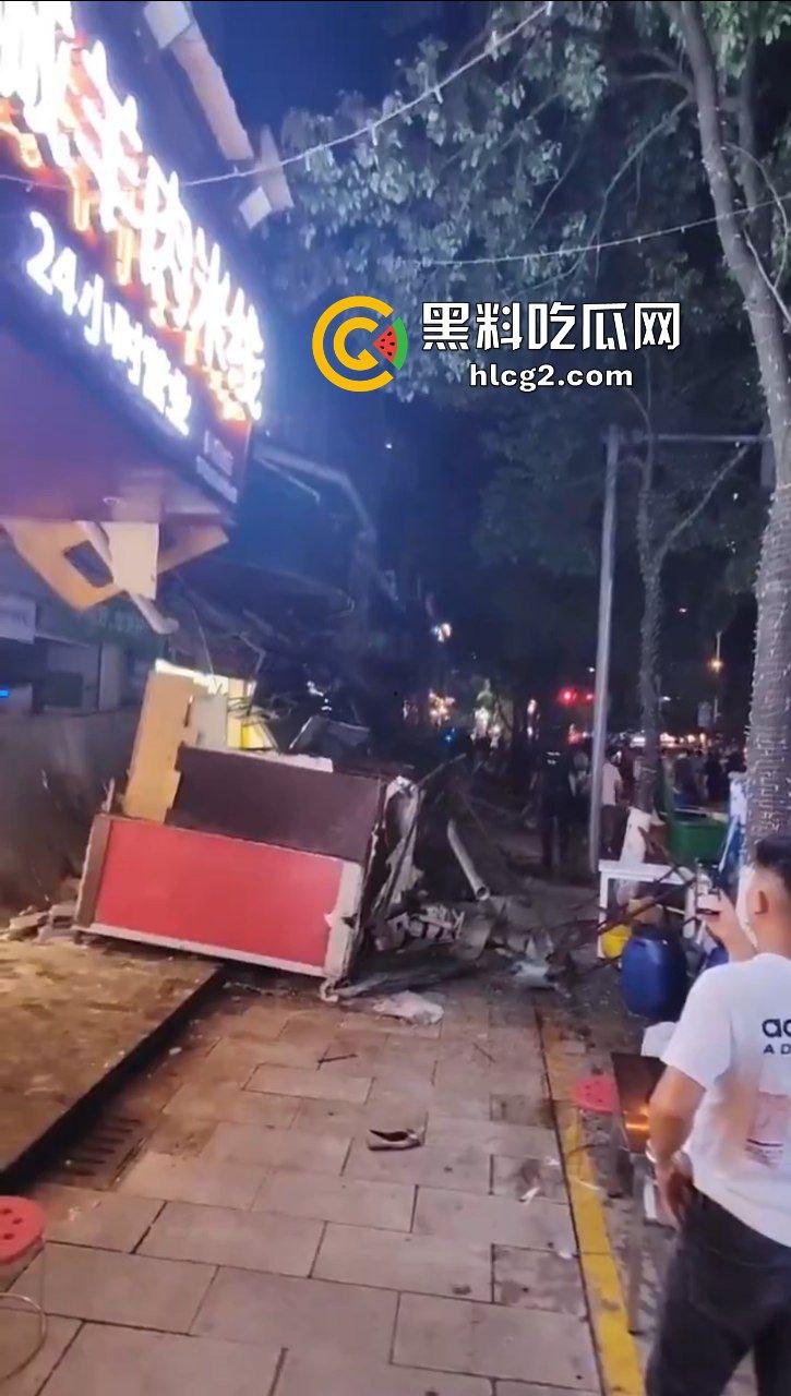 云南昆明一商铺广告牌设施坠落 导致现场7伤3死！一宝妈两个女儿被砸的头破血流 自述经历泣不成声！  第5张