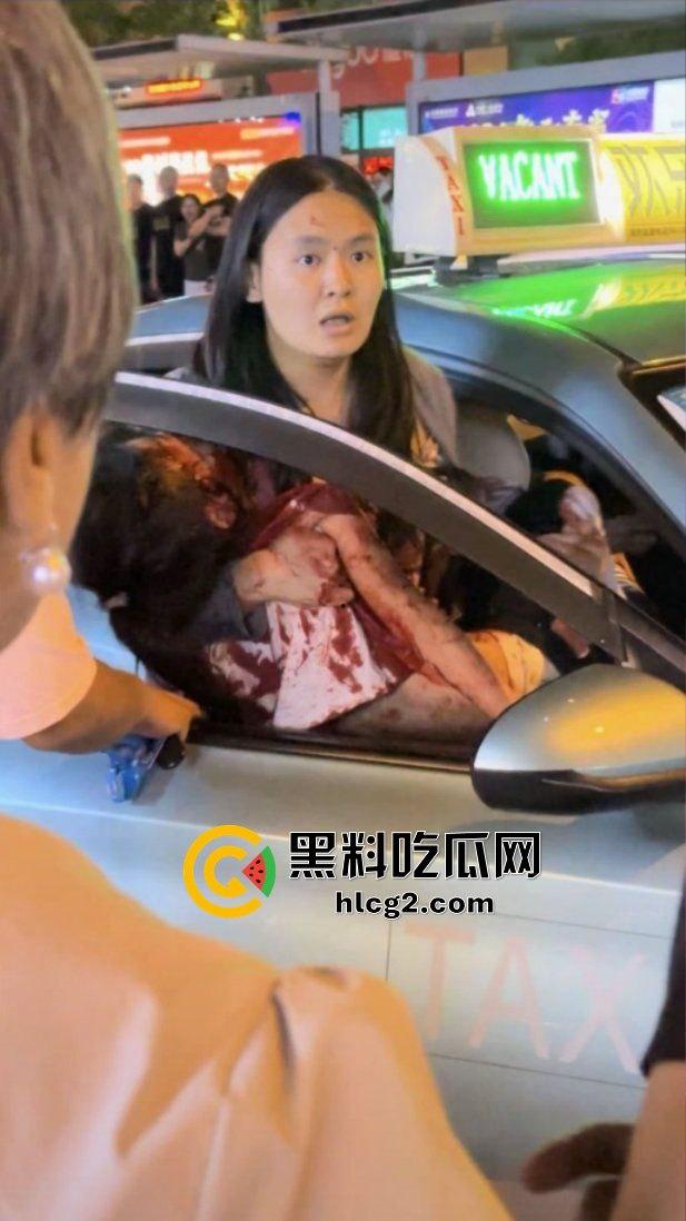 云南昆明一商铺广告牌设施坠落 导致现场7伤3死！一宝妈两个女儿被砸的头破血流 自述经历泣不成声！  第7张