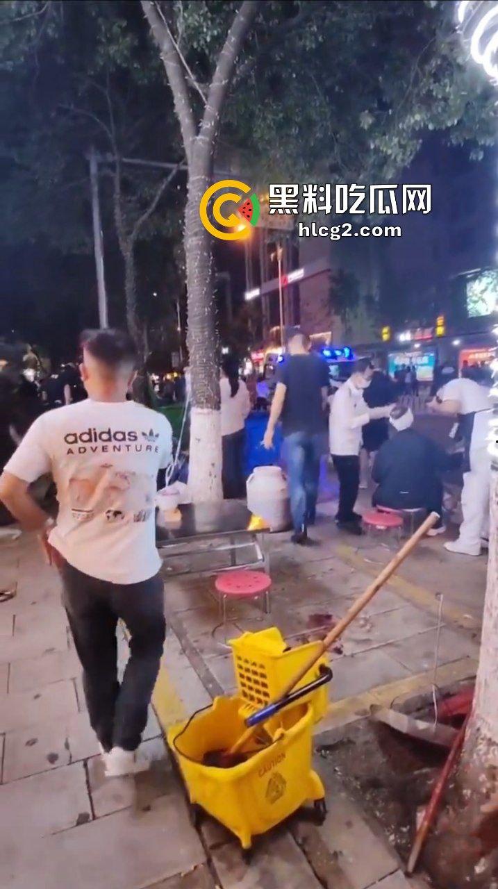 云南昆明一商铺广告牌设施坠落 导致现场7伤3死！一宝妈两个女儿被砸的头破血流 自述经历泣不成声！  第9张