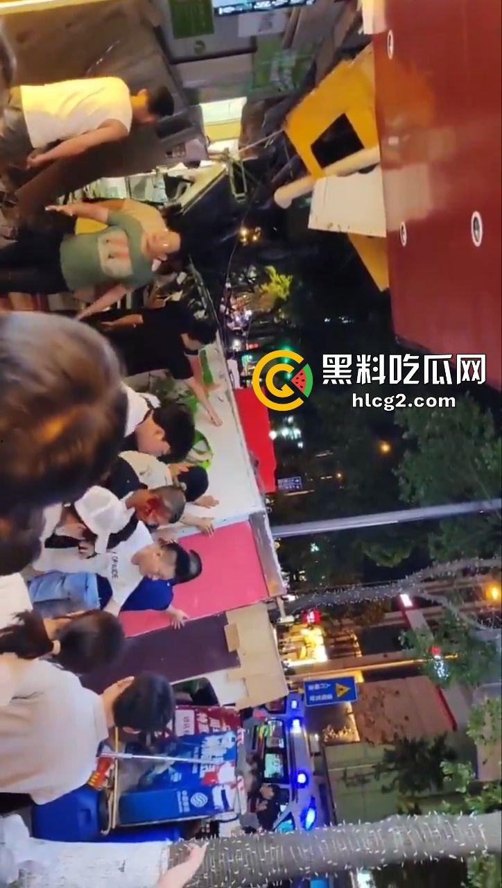 云南昆明一商铺广告牌设施坠落 导致现场7伤3死！一宝妈两个女儿被砸的头破血流 自述经历泣不成声！  第10张