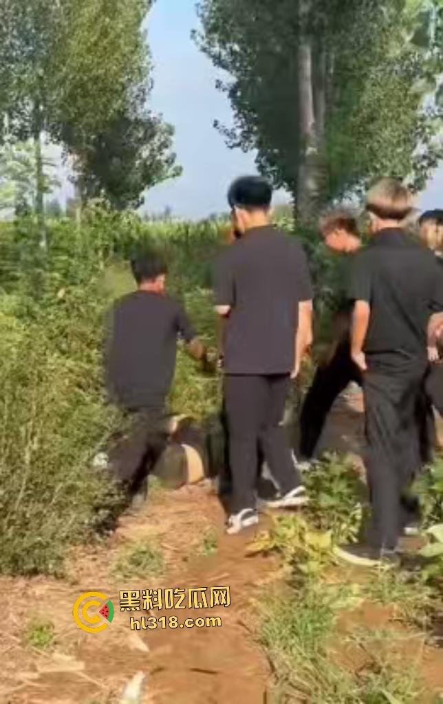 河北邢台精神小伙们因男生考试不给抄答案直接拉到树林旁暴揍，一旁拍照女生还说好帅啊！  第3张