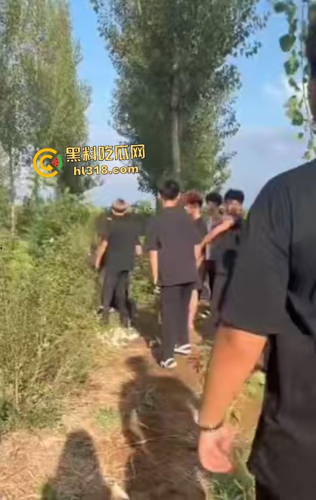 河北邢台精神小伙们因男生考试不给抄答案直接拉到树林旁暴揍，一旁拍照女生还说好帅啊！  第5张