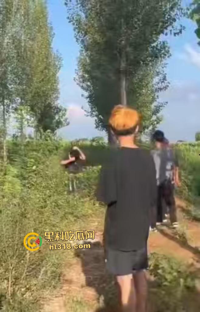 河北邢台精神小伙们因男生考试不给抄答案直接拉到树林旁暴揍，一旁拍照女生还说好帅啊！  第7张