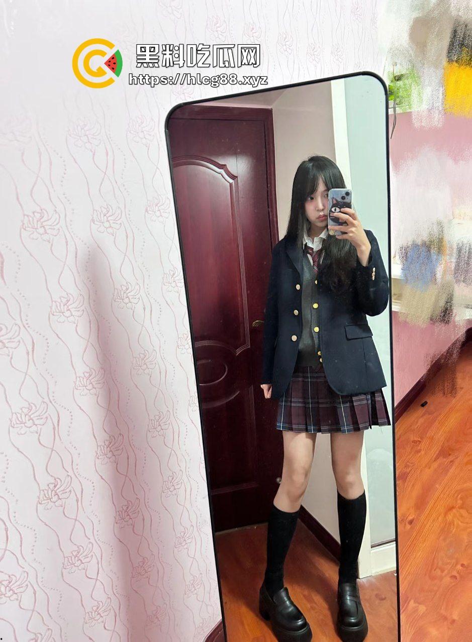 重庆极品甜御嫩妹骚婊【郑怡】天赋型选手，夹空气都能高潮流水，不需要鸡巴填满自行高潮！  第3张