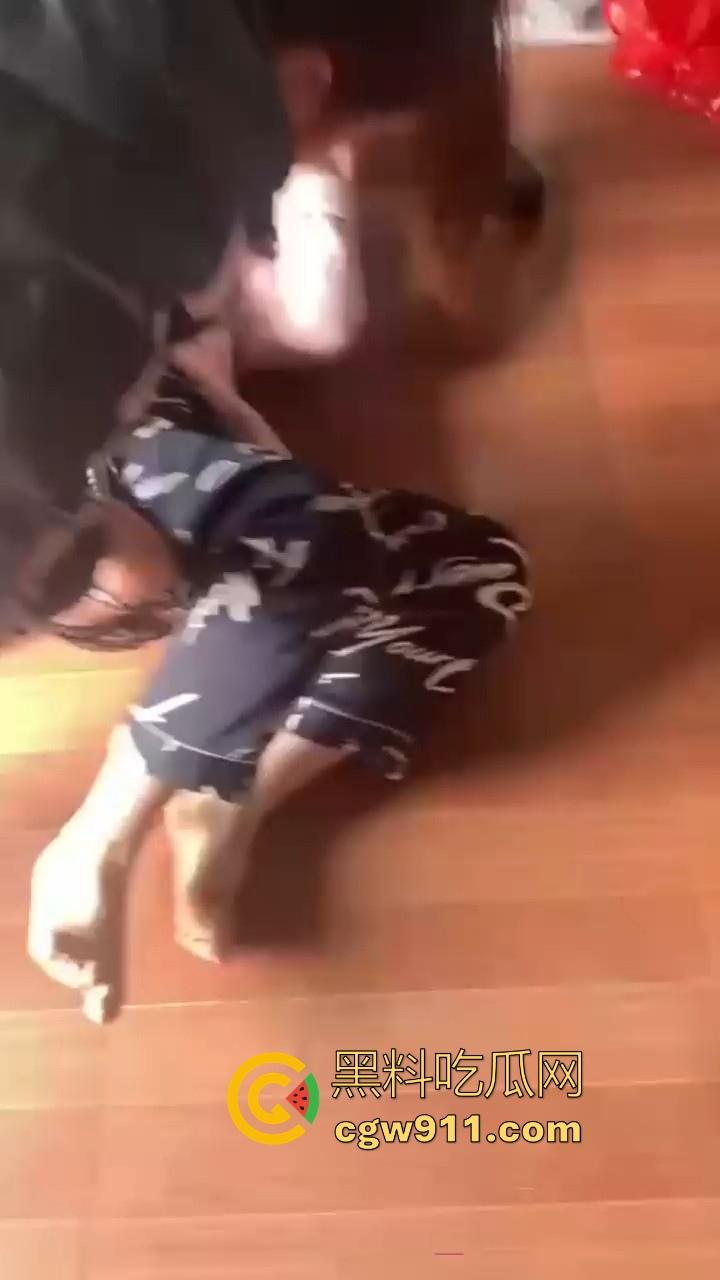 河南洛阳奸夫竟带小三回家偷情，真是猖狂到了极致，被原配携亲友团扒裤子围殴痛扁，嚣张的小三满脸不忿！  第1张