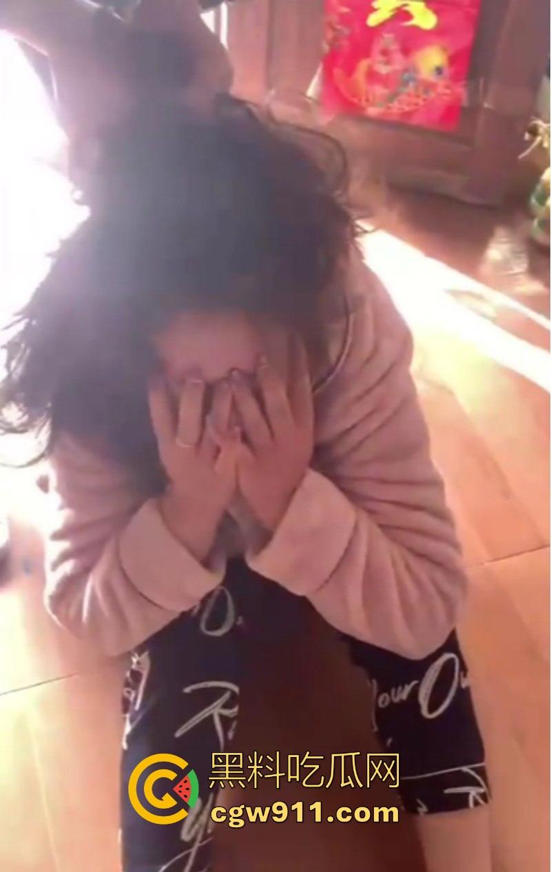 河南洛阳奸夫竟带小三回家偷情，真是猖狂到了极致，被原配携亲友团扒裤子围殴痛扁，嚣张的小三满脸不忿！  第2张