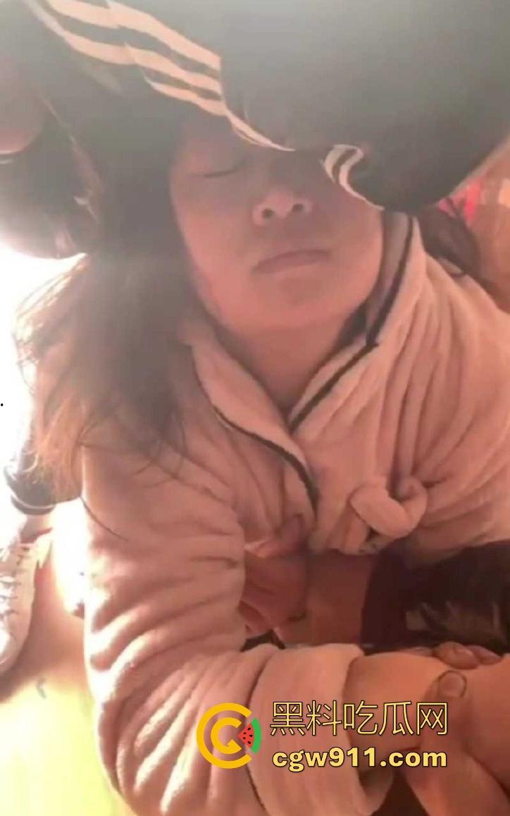 河南洛阳奸夫竟带小三回家偷情，真是猖狂到了极致，被原配携亲友团扒裤子围殴痛扁，嚣张的小三满脸不忿！  第3张