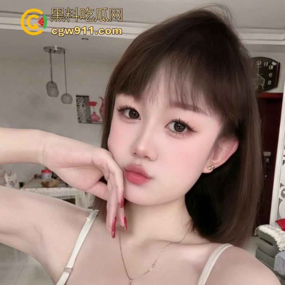 海南大学清纯女大【高思颖】私密视频曝光，白虎小穴嫩得出水，大屌后入猛插淫水四溢，看得人硬邦邦的！  第1张