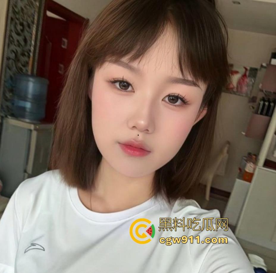 海南大学清纯女大【高思颖】私密视频曝光，白虎小穴嫩得出水，大屌后入猛插淫水四溢，看得人硬邦邦的！  第2张