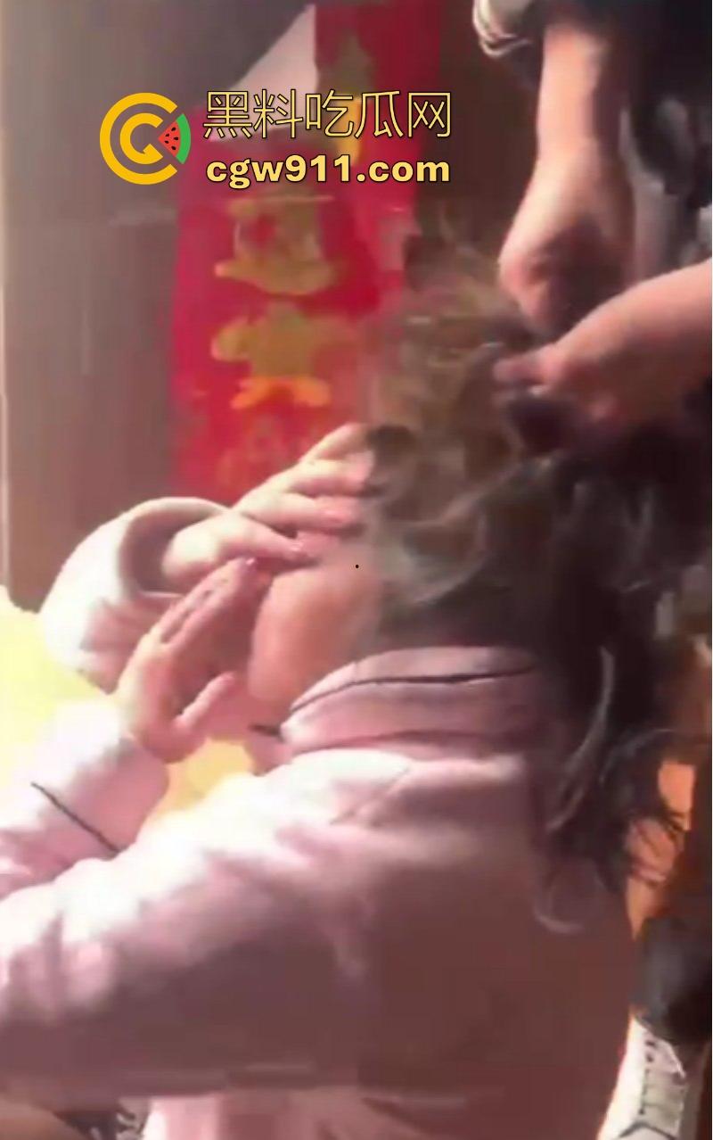 河南洛阳奸夫竟带小三回家偷情，真是猖狂到了极致，被原配携亲友团扒裤子围殴痛扁，嚣张的小三满脸不忿！  第5张