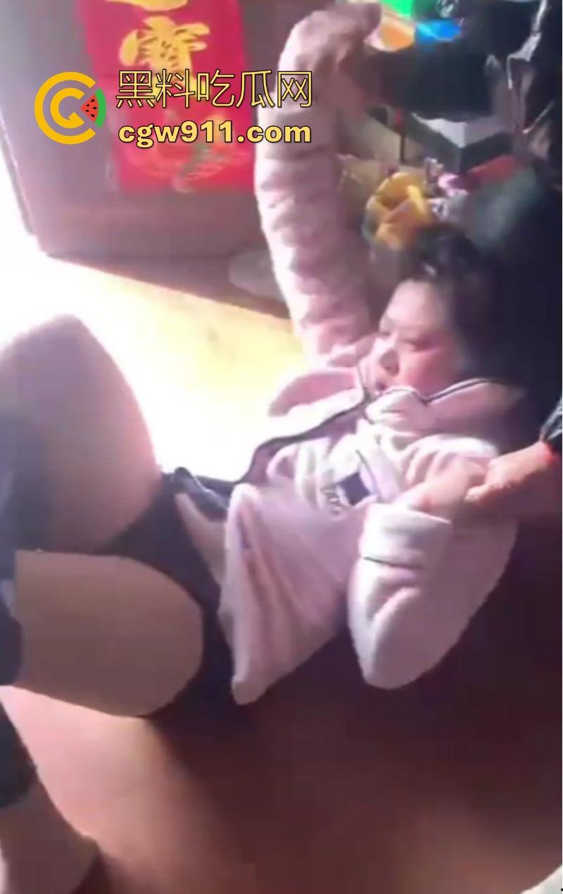 河南洛阳奸夫竟带小三回家偷情，真是猖狂到了极致，被原配携亲友团扒裤子围殴痛扁，嚣张的小三满脸不忿！  第6张