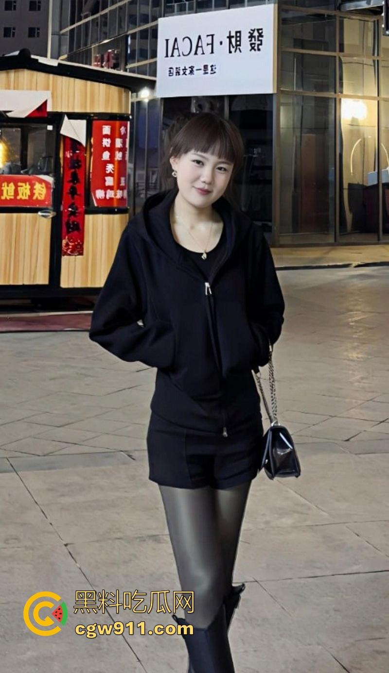 海南大学清纯女大【高思颖】私密视频曝光，白虎小穴嫩得出水，大屌后入猛插淫水四溢，看得人硬邦邦的！  第4张